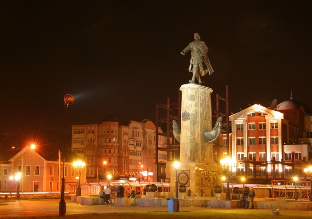 Площадь петра великого липецк. Ночной Липецк площадь Петра Великого. Площадь Петра Великого Липецк 2013. Вечерний Липецк площадь Петра. Площадь Петра летом Липецк.